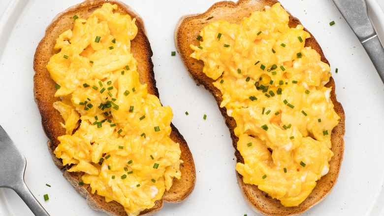 Fluffy Scrambled Eggs with Cheese